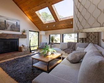 Bay Area Refuge- Waterfall/Cave-Spa, Pool, Breathtaking Views and Hiking - Lafayette - Living room