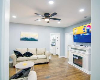 Fully Furnished 1st Floor Retreat - Lewiston - Вітальня