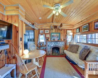 Autumnsong Fireside Cabin Near Dtwn Buena Vista! - Buena Vista - Living room