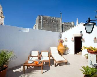 نونا جولي - ليتشي - شرفة مرصوفة