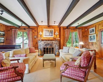 Glenhaven - stunning waterfront home with hot tub, steam room, infrared sauna! - Mille-Isles - Salon