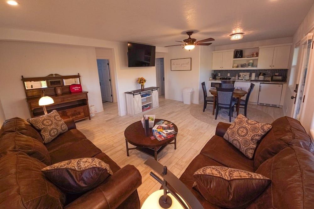 Living room view of Close to Sedona cozy 2 Queen beds, free WiFi Suite