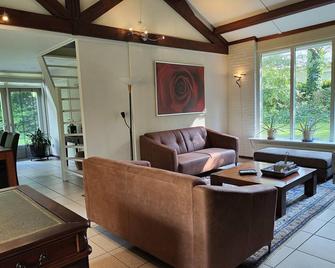 Spacious Holiday Home In Garderen Near Forest - Garderen - Living room