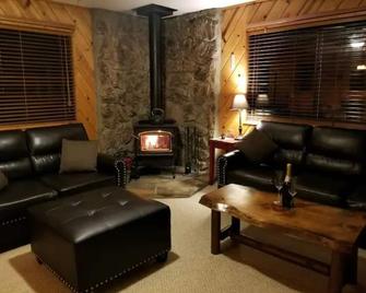 Cedar Pines Cabin W/ Fire Pit & Large Deck - Big Trees - A Quaint Rustic Charmer - Pollock Pines - Living room