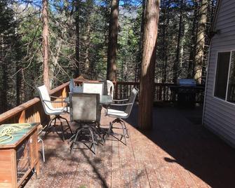 Sequoia National Forrest CabinG sleeps 16 - Posey - Balcony