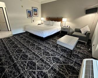 La Quinta Inn & Suites By Wyndham Houston Bush Iah South - Houston - Bedroom