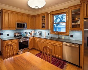 Art Collector's Dream - Remodeled w/ Gallery Vibes - Sheboygan - Keittiö
