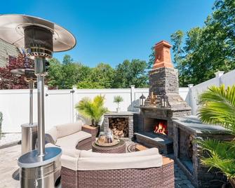 Spacious 5-bedroom, 6 bath vacation home just 30 min drive to beaches and casino - East Haddam - Balcón