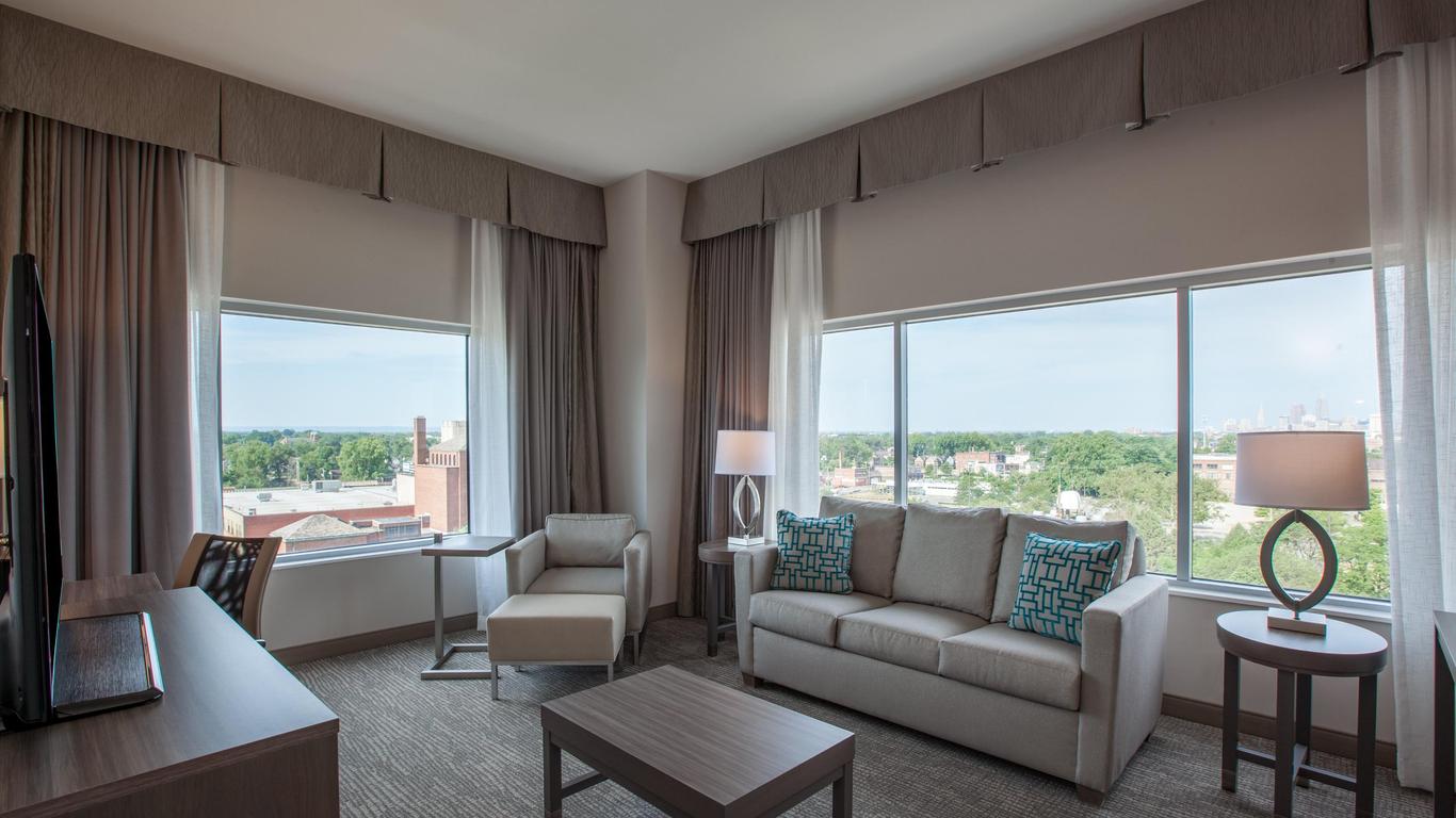 هوليداي إن كليفلاند كلينيك، آن آي آيتش جي هوتل