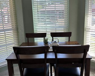 Lovely 3-bedroom house with AC in peaceful Mansfield - Mansfield - Jídelna