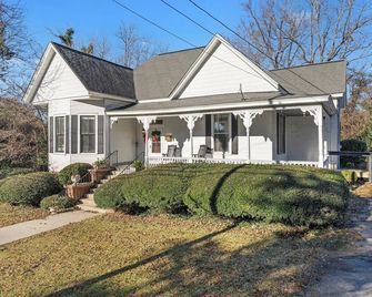 Charming 3-bedroom historic 1888 cottage located in downtown Abbeville - Abbeville - Building