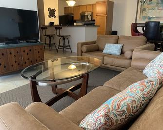 1 Bed 1 Bath Condo Quiet and well kept. Close to everything in Brandon - Brandon - Living room