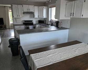 Peaceful and Inviting 4 Bedroom Bilevel House - Red Deer - Kitchen