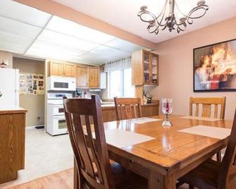 Wild North Bed & Rest - Whitehorse - Dining room