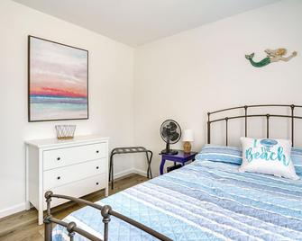 Charming Beach Haven West Home 1 Mi to Beach! - Manahawkin - Bedroom