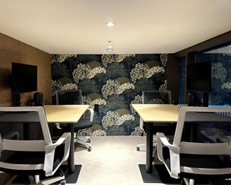 Nomad Live Hostel - פוסן