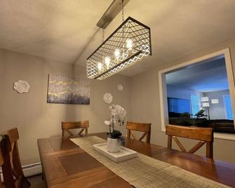 Spacious Family Lake & Ski House - Hillsboro - Dining room