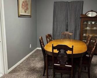 Cheerful, 3 bedroom house, free parking - Brownfield - Dining room