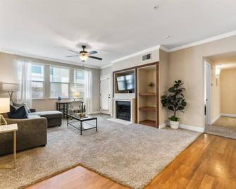 2br Getaway Pool Gym Basketball Court Theater Access - Reno - Living room
