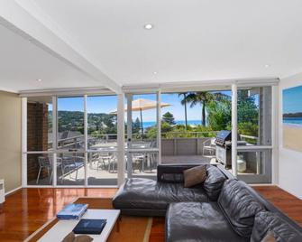 Jewel on the Glade - 1 Min Walk to the Beach - Avoca Beach - Living room
