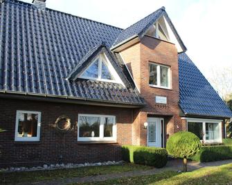Beautiful Frisian house with sauna near the North Sea Group house! Pet friendly! - Zetel - Edificio