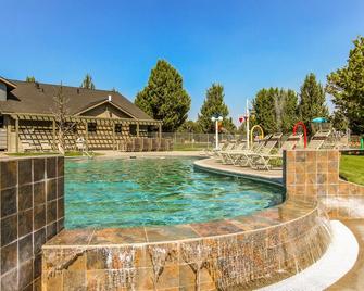 Beautiful Eagle Crest townhouse w/ stunning views & shared pools/hot tubs - Redmond - Bazén