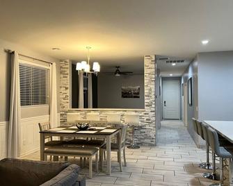 Lovely white grey home - Buckeye - Restaurante