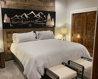 Modern/rustic chalet nestled in the woods at Paradise Ranch & Retreat - Springfield - Habitación