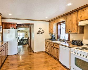 4 Season, Waterfront Houghton Lake House w/ Dock! - Houghton Lake - Küche