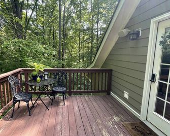 Private studio apartment in the heart of Ivy, Virginia - Charlottesville - Balcony