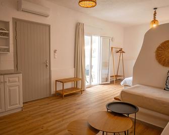 Adonis Hotel Studios & Apartments - Naousa - Phòng khách