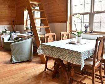 Acre By The Sea Guest Suite - Sooke - Essbereich