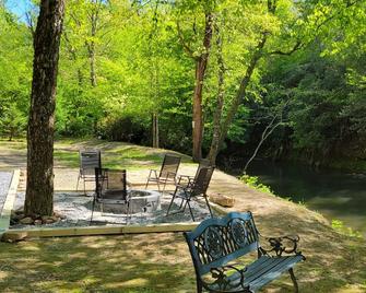 RVs on the River perfect for family and pets - Brasstown - Patio