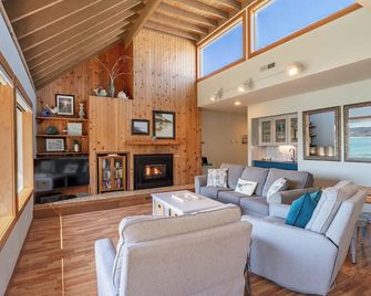 Idyllic Coastal Haven - Whale Watch in Depoe Bay! - Depoe Bay - Living room