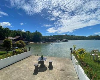 Yollys Lake House Caliraya - Cavinti