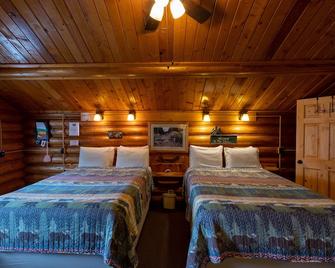 Cozy Cabin 4 Miles to YNP and 20 Minutes from the Lamar Valley! - Cooke City - Bedroom