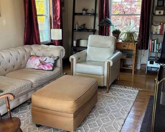 Experience Classic Charm in a Cozy 115-Year-Old Colonial - Waltham - Living room