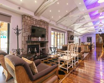 Bali and Eva Midlands - Nottingham Road - Lounge