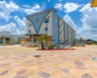 La Vyoma Villas, Westpark Hwy 6 - Houston - Building
