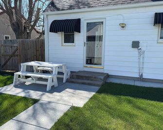 Cozy 3-bedroom cottage with AC and WiFi in central McCook location - McCook - Patio