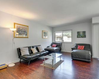 North Bethesda Apartment w/ Community Pool! - North Bethesda - Living room