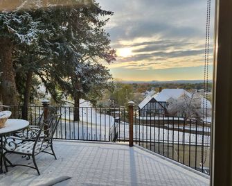 Charming 2-bedroom one bath house in marvelous Payette, with city views AC, WiFi - Payette - Balcón