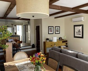 Historic Country Guest House, close to Gettysburg, Frederick, Ski Slopes & more. - Keymar - Living room