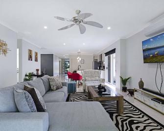 Stunning luxurious house - North Lakes - Living room