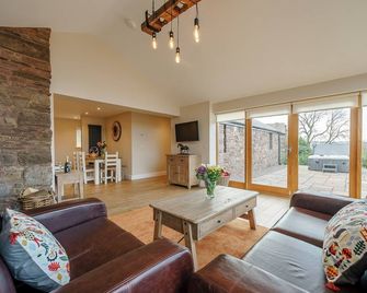 2 bedroom accommodation in Llantilio Pertholey - Abergavenny - Living room