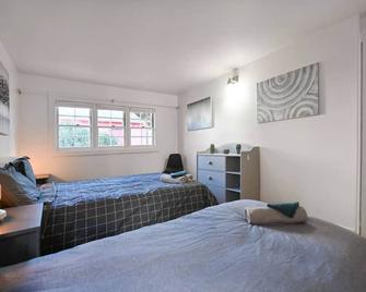 Front House 3 bedroom flat nice street, walk to BART, shops - Berkeley - Bedroom