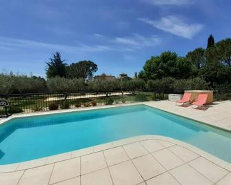 Poolside studio set among olive trees near Uzes. - Bourdic - Piscina