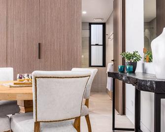 The Arden 6 Coogee. New Large Village View Balcony Apartment , Meters to Beach - Coogee - Dining room