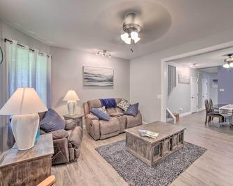 Spacious Fort Wayne Condo with Porch and Storage! - Fort Wayne - Living room