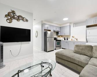 Basement Suite In Vancouver - فانكوفر - غرفة معيشة